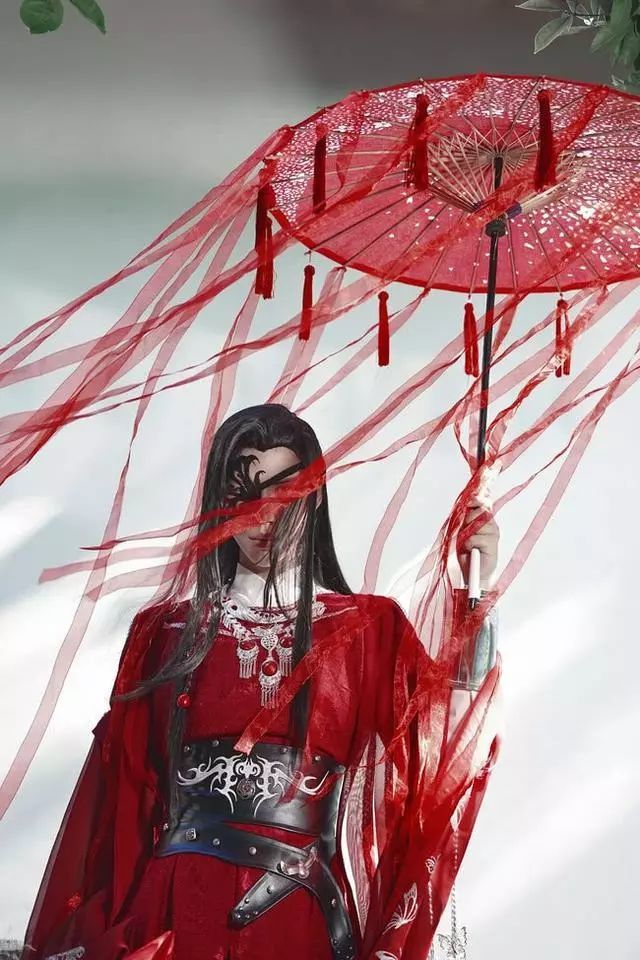 花城在天官赐福中的武力值不在谢怜和君吾之下,他的弯刀厄命能让伤过