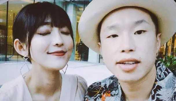 德云社烧饼晒与妻子的正面照网友大赞很漂亮