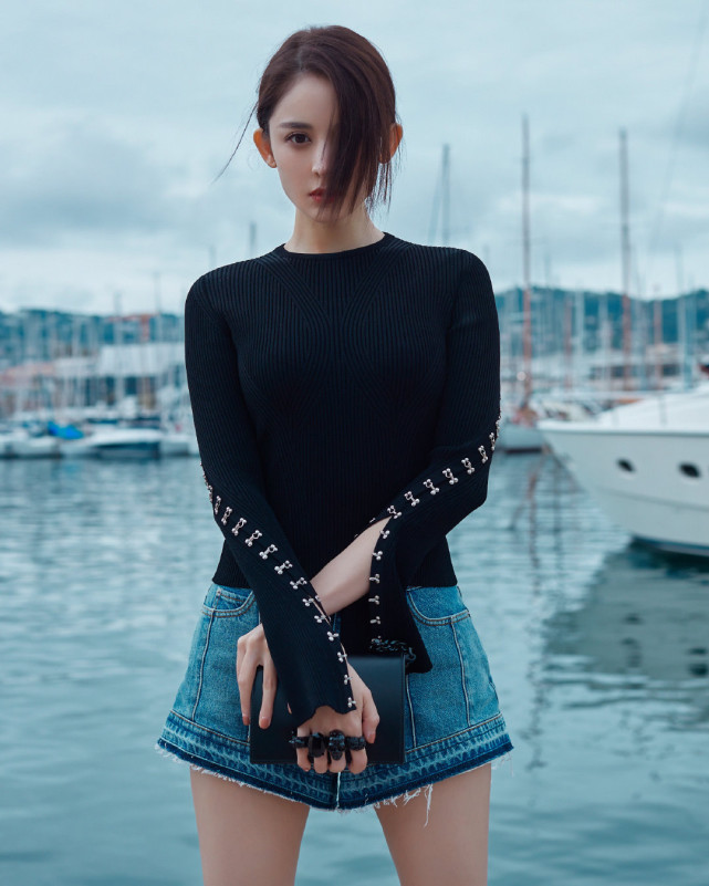 很少见古力娜扎短裤穿那么短抬腿的瞬间好看到让人来不及捂脸