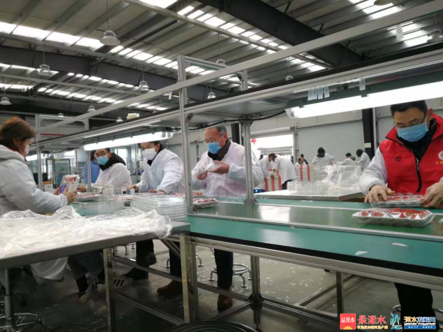 除销售自家基地草莓外,还收购溧水,句容等地90%以上的草莓,经过分拣