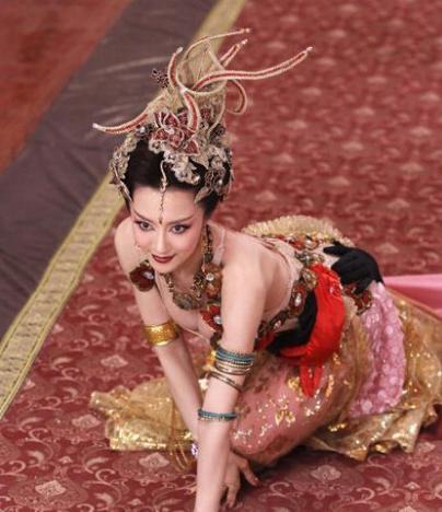 她本是最妖媚的妲己,却因意外毁容,被迫整容多次被网友骂蛇精脸