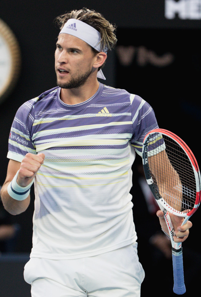 岳东兴)在2日晚结束的2020年澳网男单决赛中,蒂姆以4:6,6:4,6:2,3:6,4