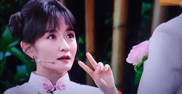 央视春晚抢镜的一姐谢娜,丸子头风衣出镜,美到没朋友!