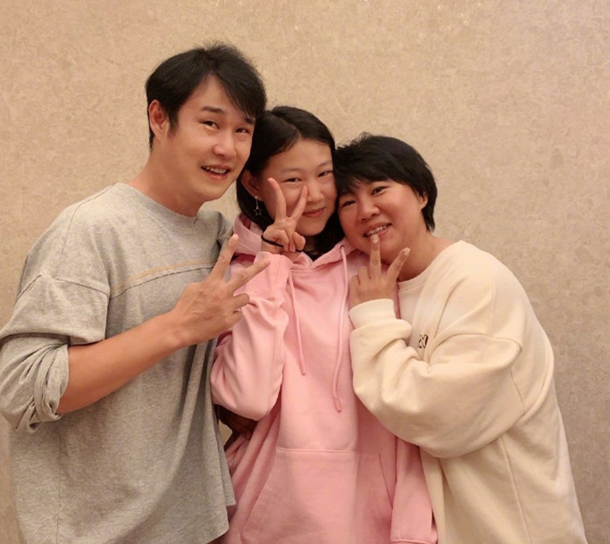 小沈阳晒全家福画面温馨14岁闺女蜕变长相清秀个头已超妈妈