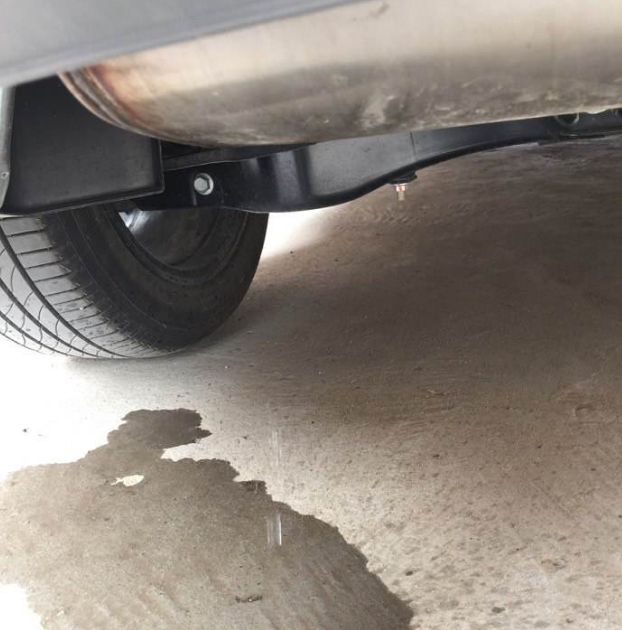 汽车排气管冒白烟,是正常现象?老车主直言可能是严重故障