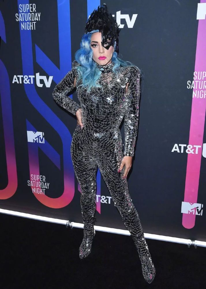 ladygaga又出新造型,"钢铁盔甲"武装全身,芭比粉口红