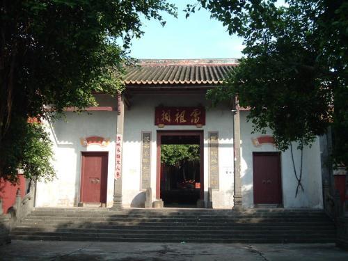 雷祖祠依山而筑,北村南趋,山下是一望无垠的万顷洋田,其势极其雄伟