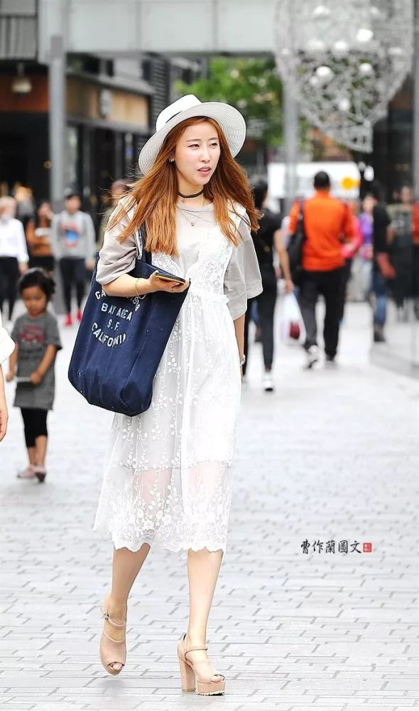 街拍 露出脚趾的鱼嘴口鞋子 美女穿出浓浓女人味儿 腾讯新闻