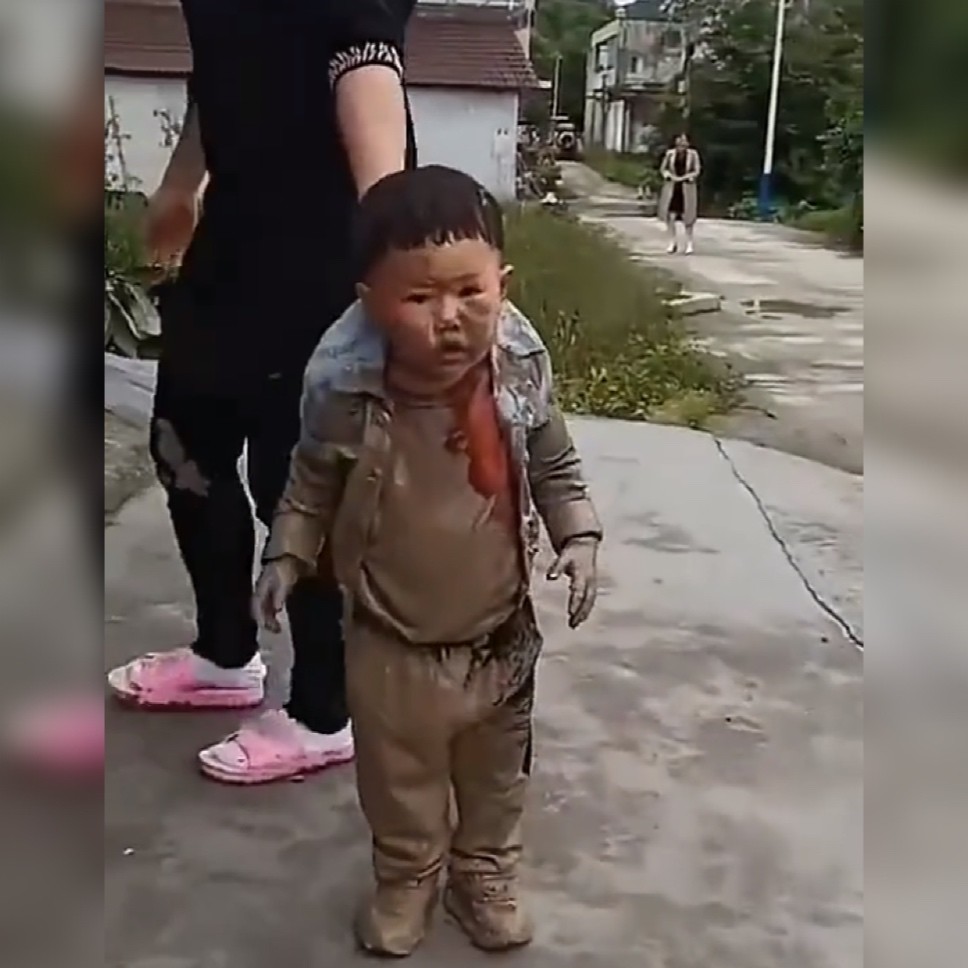 萌娃玩得全身是泥,被亲妈拎着衣服的那一刻,网友:洗洗还能要_腾讯新闻
