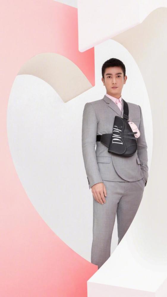 霍思燕夫妇为情人节拍照穿白色连衣裙秀身材杜江把铁锁当项链