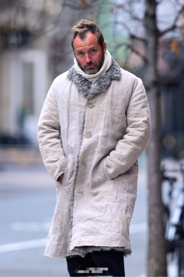 裘德洛近照眼神呆滞性感男神变老头与荧屏判若两人