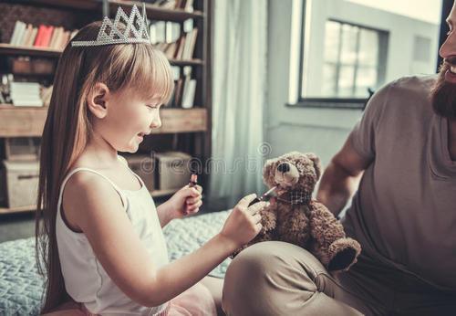 爸爸宠女儿天经地义但要想女儿过得好更应该宠的是女儿的妈