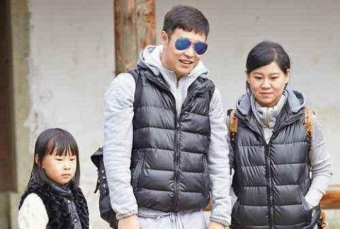 小沈阳晒全家福一家三口如复制粘贴13岁女儿身高猛蹿大变样