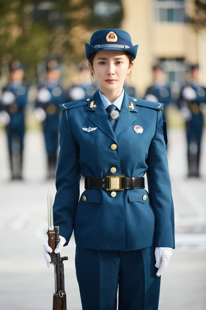 杨幂简直是 天生尤物 穿军装英姿飒爽 日常私服更显妙曼身材 腾讯新闻