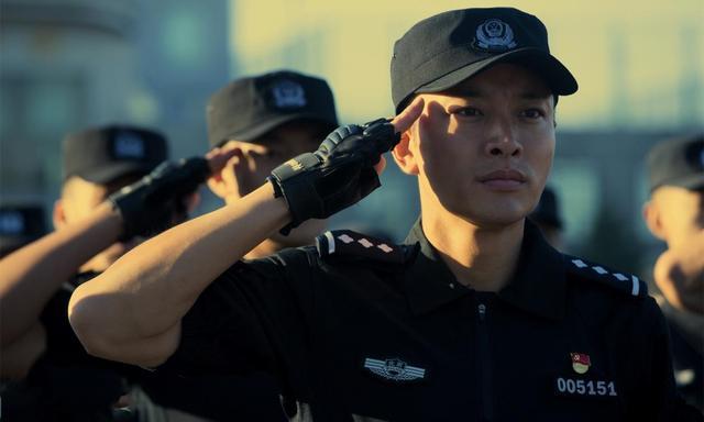 后来也拍摄了一些作品,前一阵突然爆火的《特警队》,贾乃亮在剧中担任