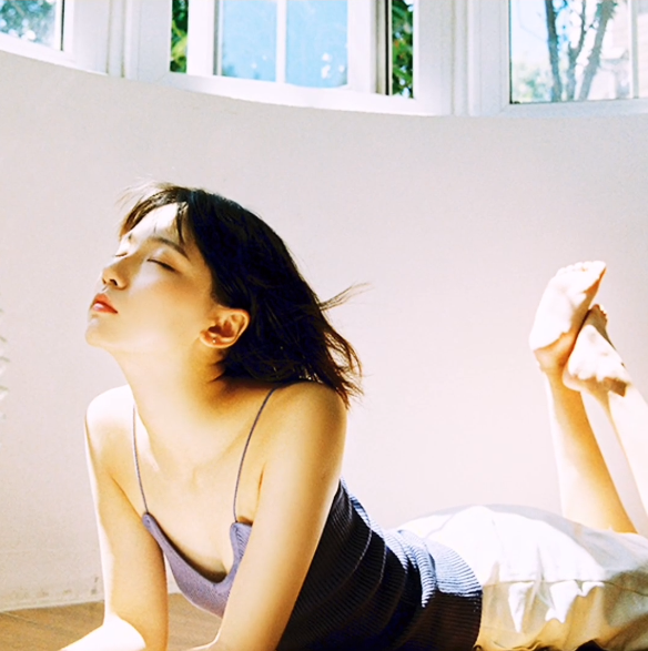 诸葛大力站湖边拍照看到她的深v毛衣后这是没穿裤子吗