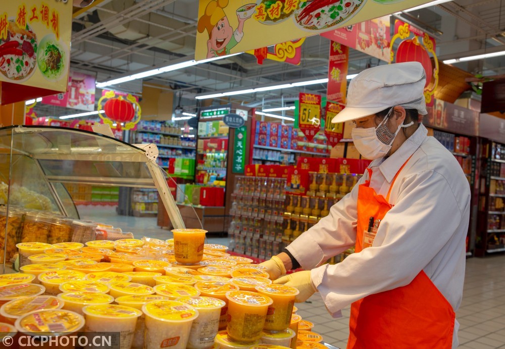 2020年2月1日,江苏省泰州市海陵区一家超市工作人员在摆放货品.