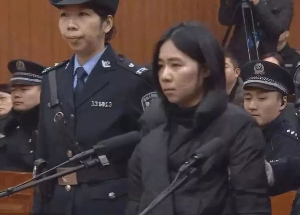 杭州保姆纵火案受害人捐5000个口罩世界以痛吻我我却报之以歌