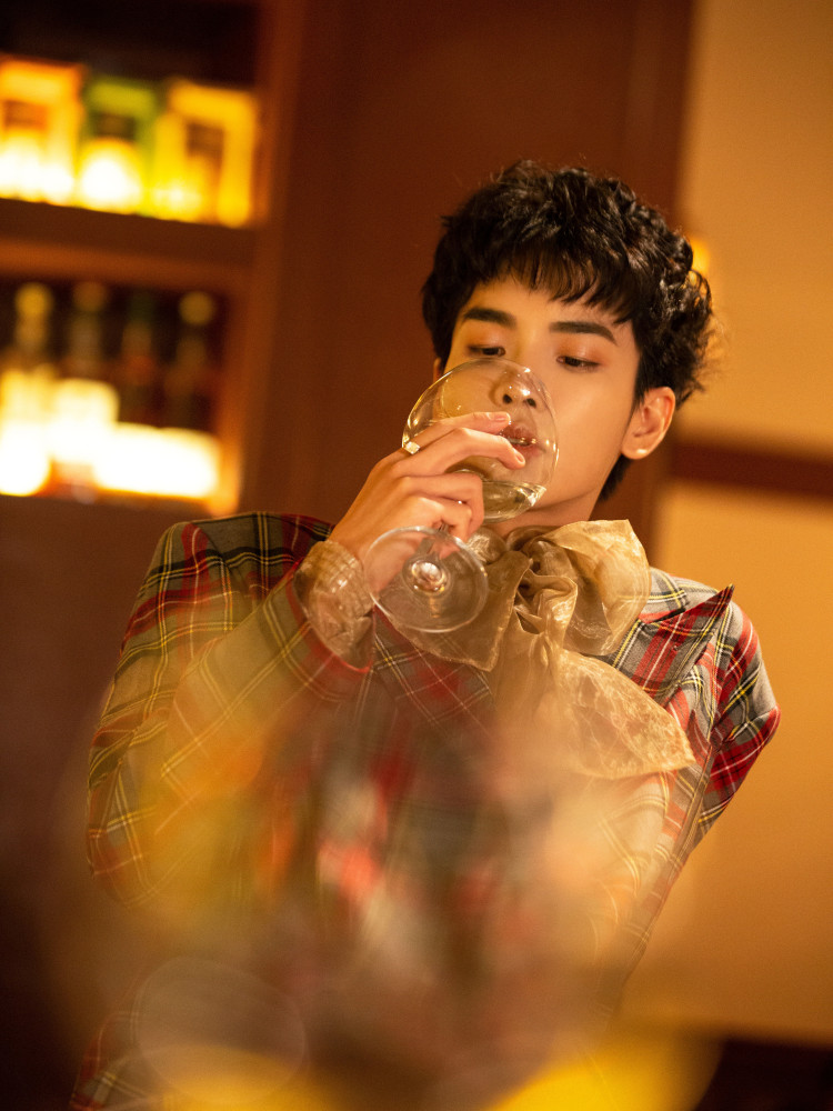 郑繁星大片来袭,复古卷发搭配格纹西装,"蓝家人"的贵气不简单