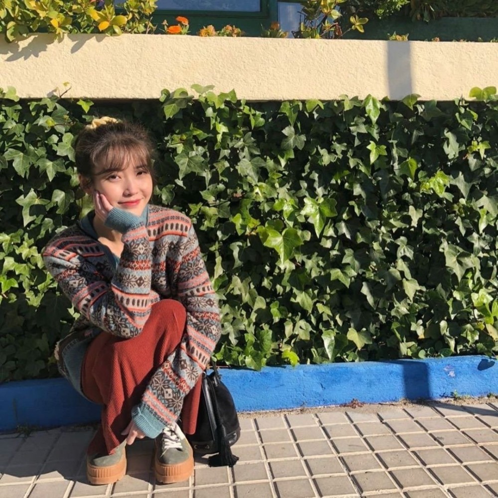 iu身穿黑色皮衣搭黑牛仔裤 休闲感十足 穿搭越来越会穿