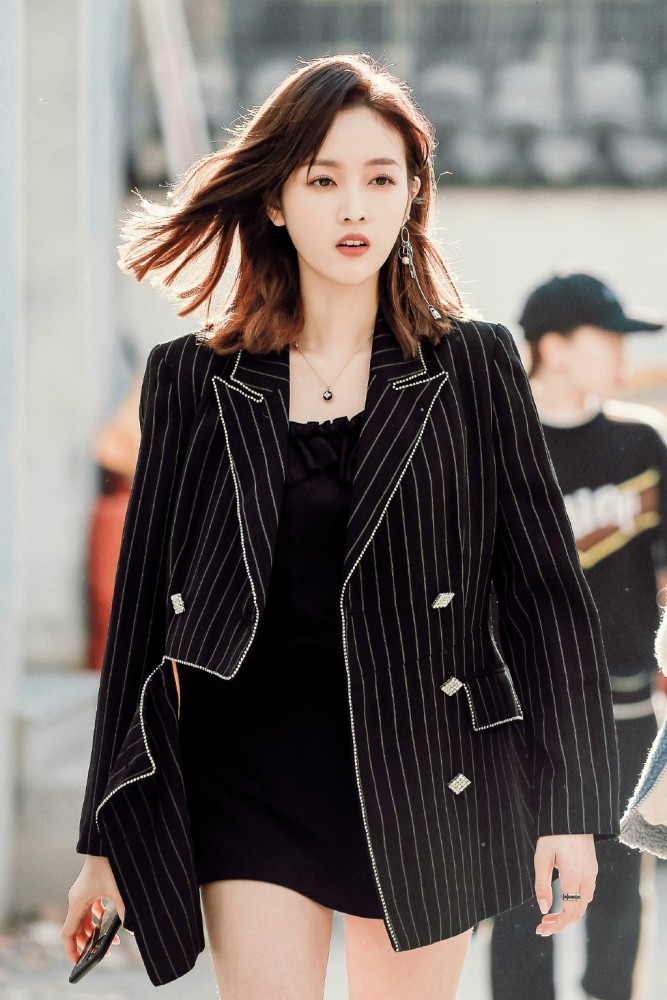 吴宣仪最新私服来袭,黑棉袄搭破洞裤出镜,黑白