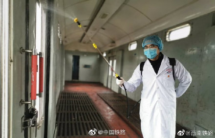 K352次列车加挂行李车运送防疫物资驰援