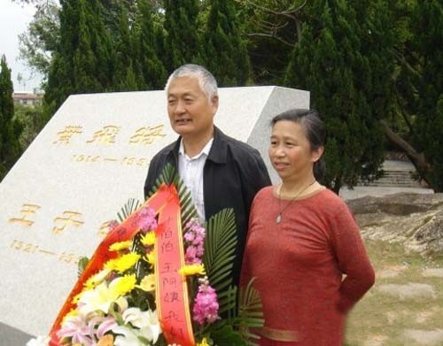 有意思的是,陈小鲁是上校,而粟惠宁是大校,比丈夫还高一级,这在我军