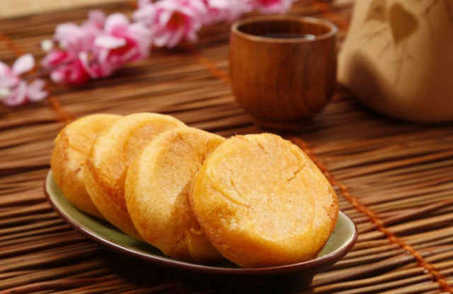 风味点心花样繁多,蟹黄酥为何受人追捧?背后原因竟是这样!