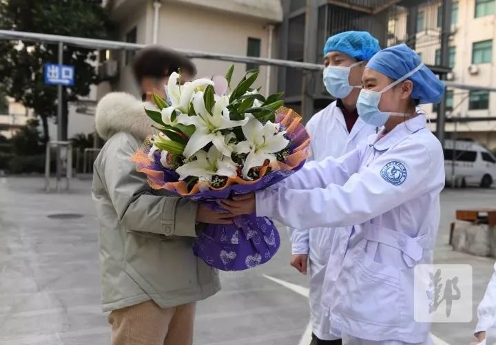 新型冠状病毒鄞州首位治愈患者今日出院