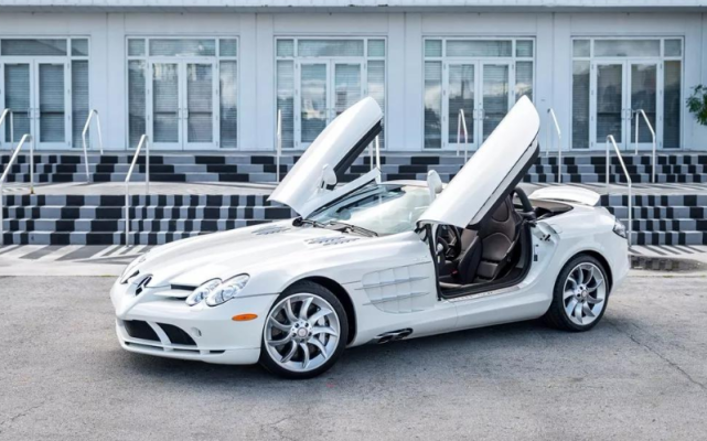 挂着迈凯伦标志的奔驰四眼跑车侧面排气16年不过时