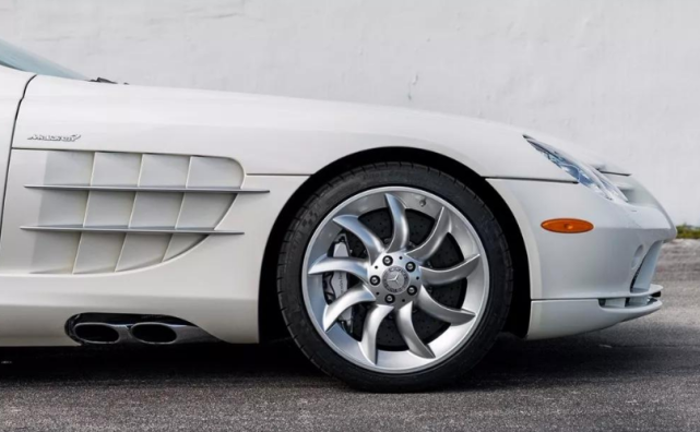 挂着迈凯伦标志的奔驰"四眼"跑车,侧面排气!16年不过时