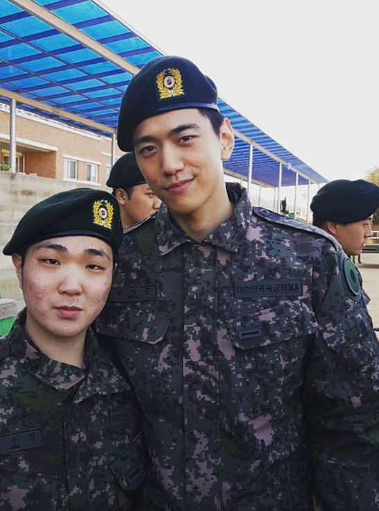 最近盛骏也是已经入伍了,经纪人也是晒出了和盛骏之前的合照.