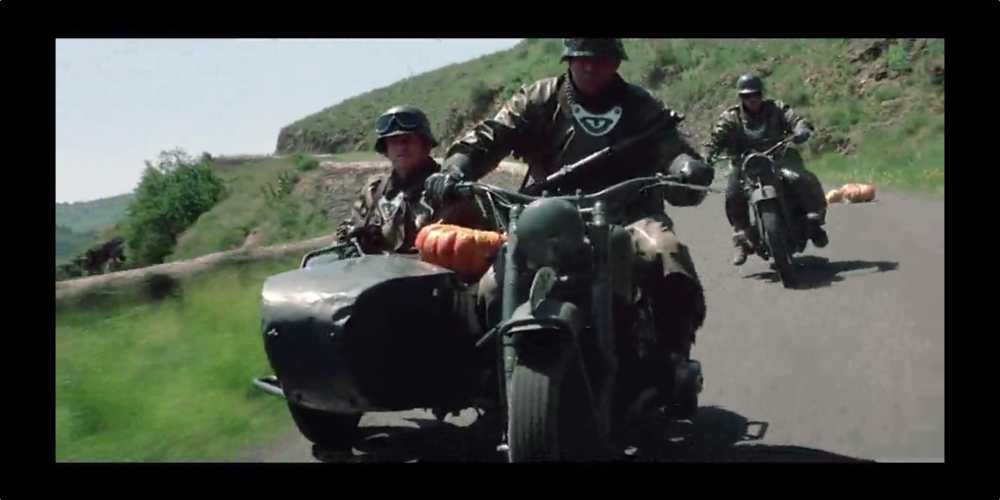 《虎口脱险》剧中驾驶一辆带边兜的三轮摩托和一辆两轮摩托的医战