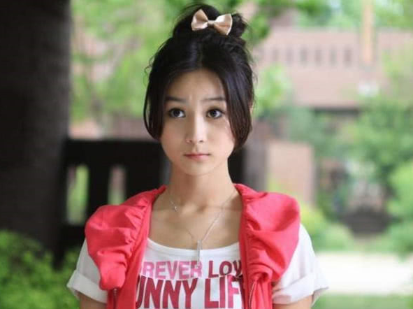 还记得《铠甲勇士》的杨欢迎吗?如今与李现成搭档,美到认不出