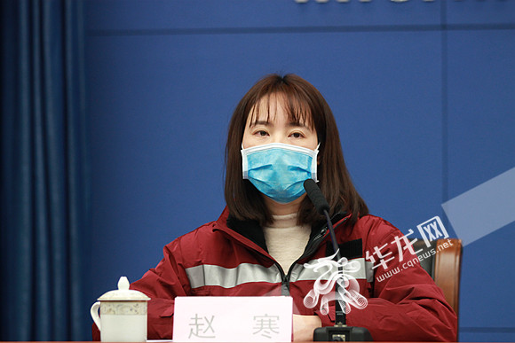 赵寒回答记者提问.华龙网-新重庆客户端记者 李裕锟 摄