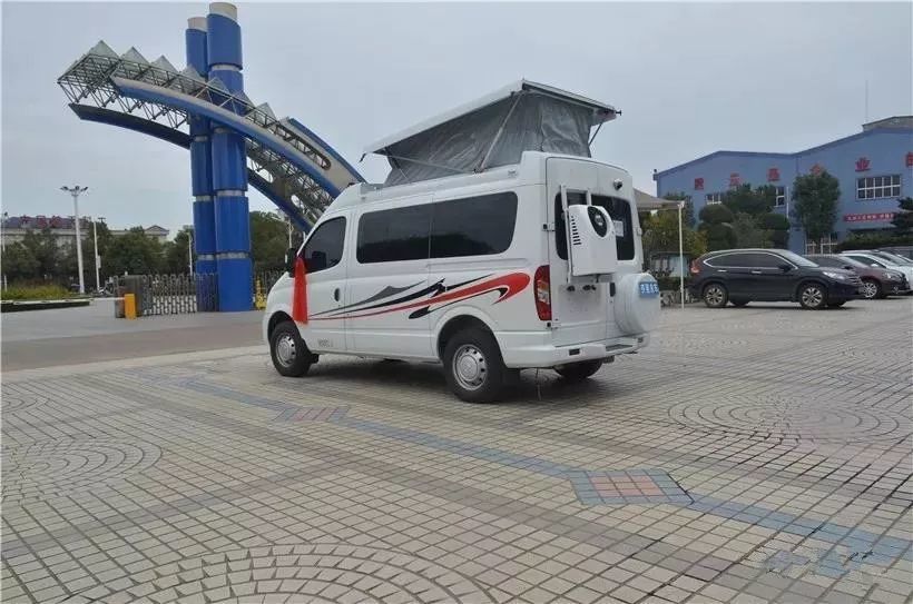 2020款齐星升顶房车,车高2米3,横置床加翻转床的设计新颖独特