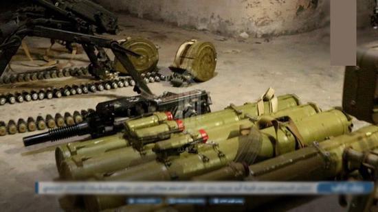 图为叙利亚反政府武装缴获的9k113"巴松管"反坦克导弹和ags-17自动