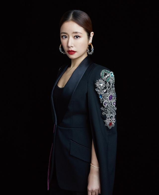 林心如新春大片释出化身女大佬,老搭档赵薇时尚风格剑走偏锋?