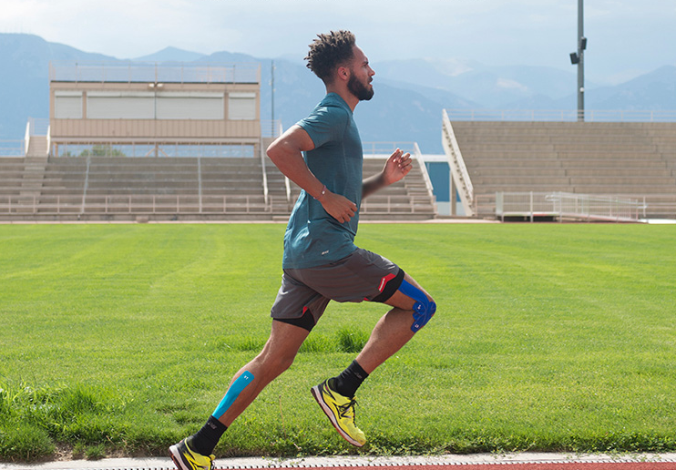 跑步知识,跑者腿上五颜六色的肌肉贴,贴得越多就可以跑得越快嘛