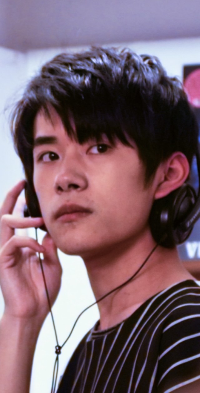 易烊千玺双项提名金像奖,内地男艺人中最年轻的演员,牛!