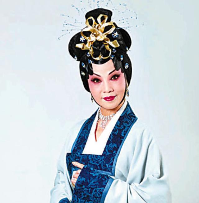 72岁香港粤剧花旦献唱经典歌曲不顾母亲反对嫁万能泰斗离婚收场