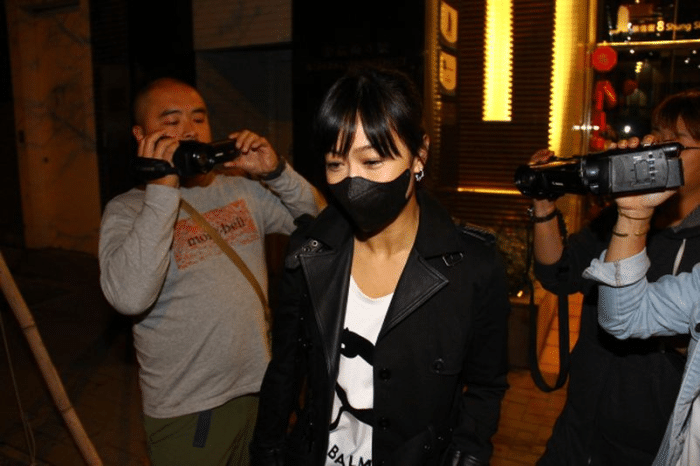 许志安夫妇罕见现身药店，女方太过年轻，被断定不是郑秀文（组图） - 2