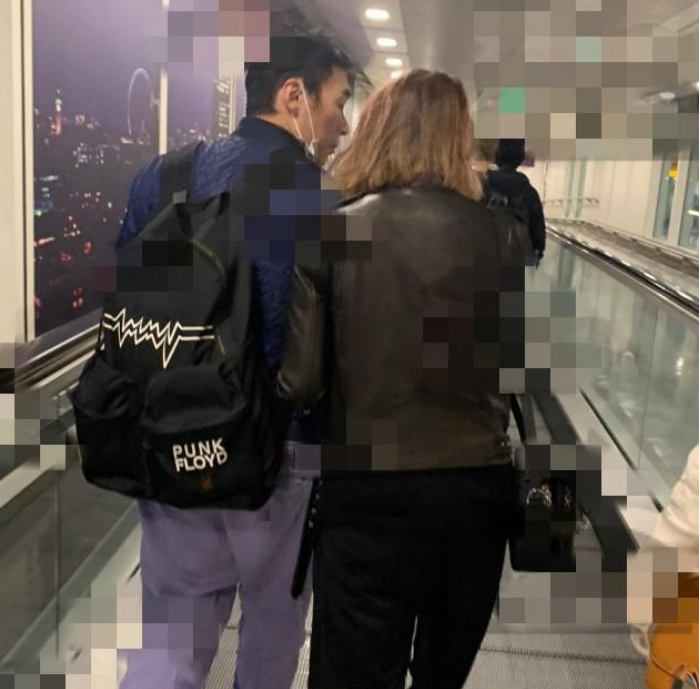 许志安夫妇罕见现身药店，女方太过年轻，被断定不是郑秀文（组图） - 6