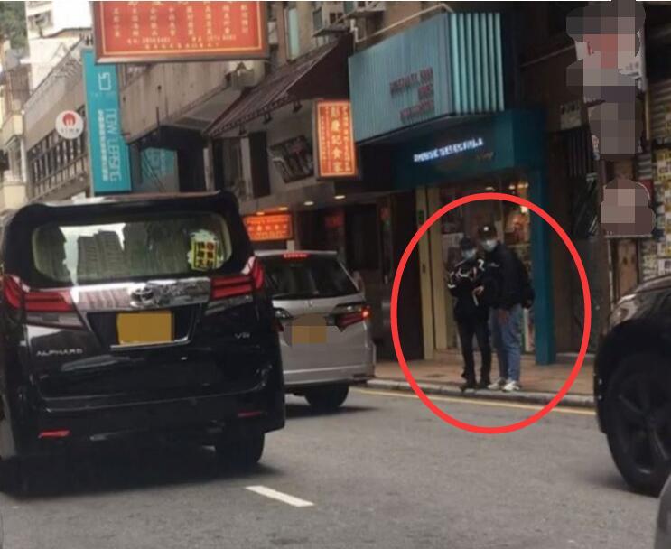 许志安夫妇罕见现身药店，女方太过年轻，被断定不是郑秀文（组图） - 9