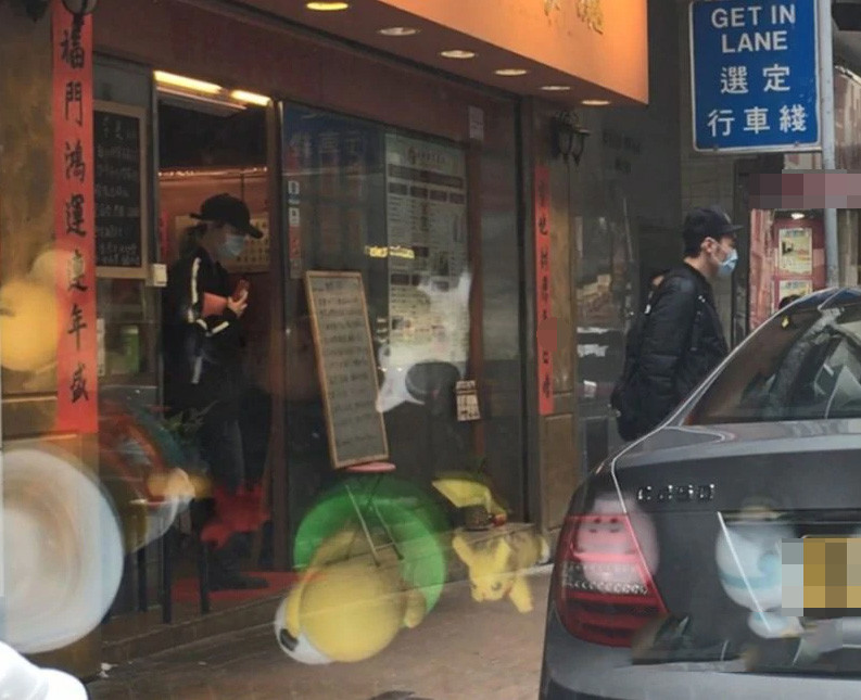 许志安夫妇罕见现身药店，女方太过年轻，被断定不是郑秀文（组图） - 7