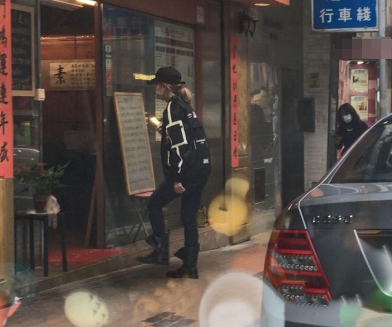 许志安夫妇罕见现身药店，女方太过年轻，被断定不是郑秀文（组图） - 12