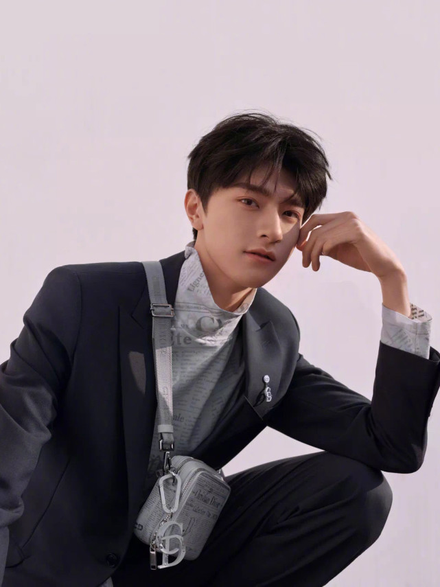 初恋男神林一,北影校草郭俊辰,同是西装造型,风格差距这么大?