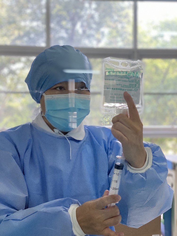 疫情前线医务人员来不及喝水和上厕所,社区工作者泡面当年夜饭