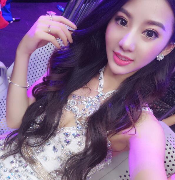 中国第一举牌女郎萌萌有三大绯闻男友黑龙一龙魏锐都被否掉