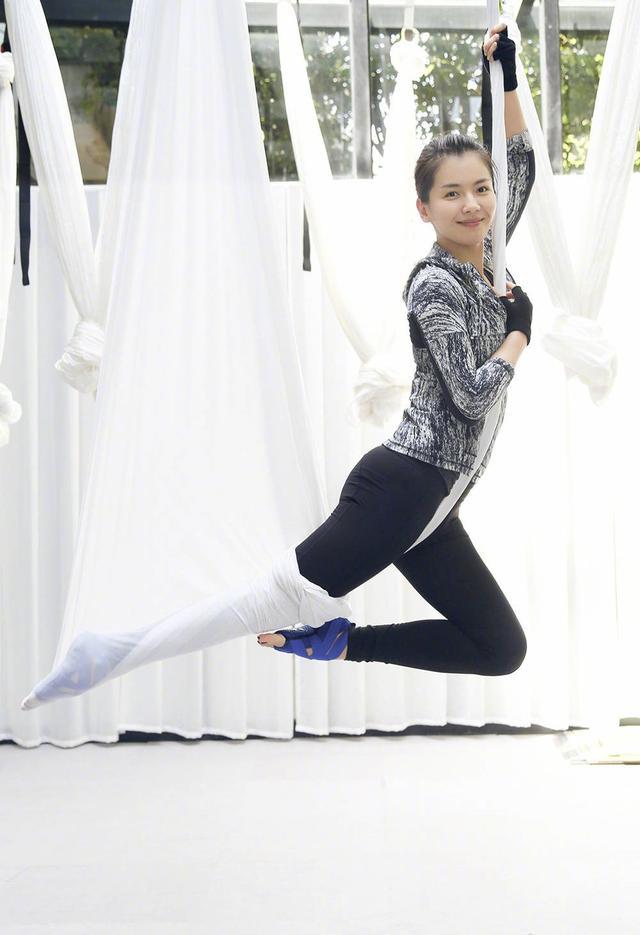 刘涛在家下厨健身大方晒素颜照肌肤光滑紧致状态年轻